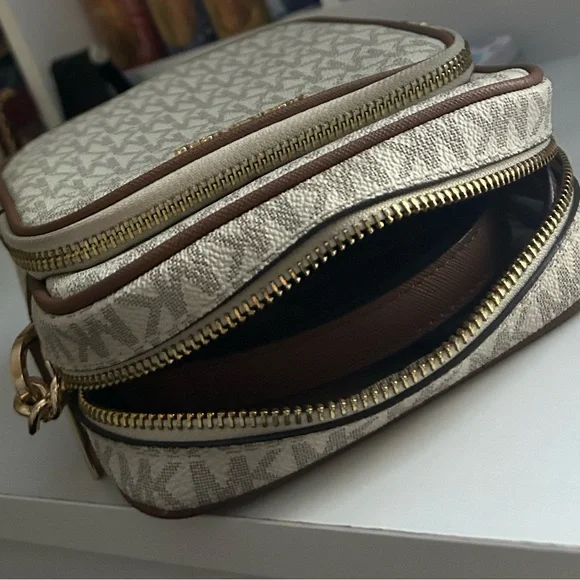 Michael Kors Crossbody Bag + Gift Box - Picture 6 of 7